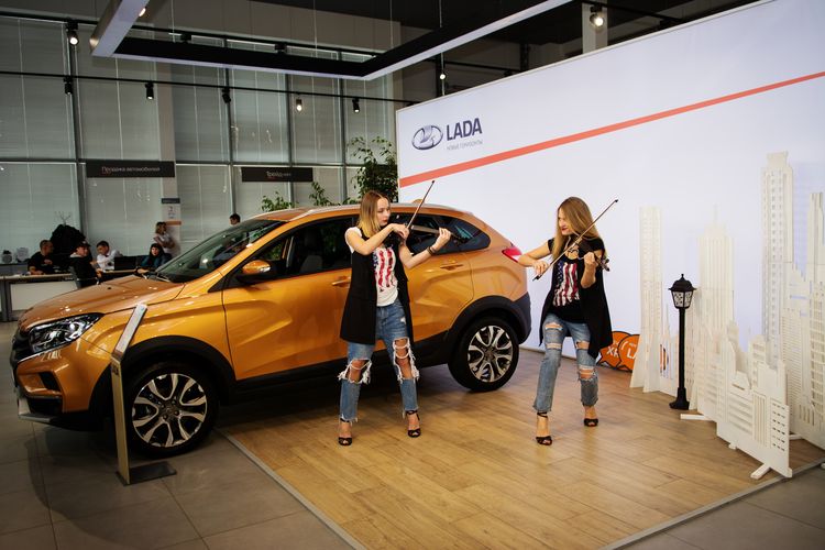 LADA XRAY CROSS набирает обороты